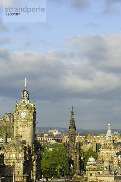 Turm des Balmoral Hotels und die Princes Street Straße von Calton Hill aus gesehen  Edinburgh  Region Lothian  Schottland  Vereinigtes Königreich  Europa