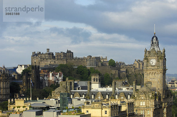 Turm des Balmoral Hotels und die Edinburgh Castle Burg von Calton Hill aus gesehen  Edinburgh  Region Lothian  Schottland  Vereinigtes Königreich  Europa