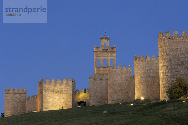 Stadtmauer in der Dämmerung  Avila  Kastilien-LeÛn  Spanien  Europa