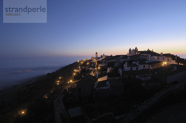 Monsaraz  befestigtes Dorf  im Morgengrauen  Alentejo  Portugal  Europa