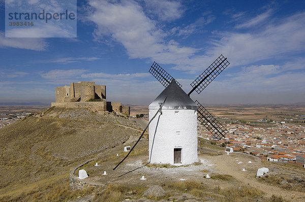 Windmühle und Caballeros de San Juan de JerusalÈn Schloss  12. Jh.  Consuegra  Provinz Toledo  Route des Don Quixote  Castilla-La Mancha  Spanien  Europa