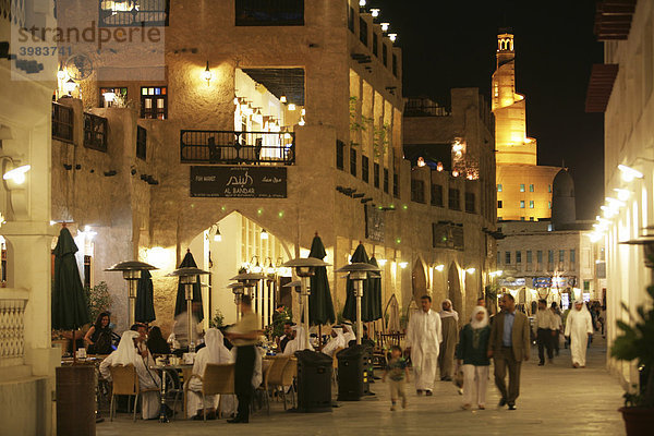 Abends im Souq al Waqif  ältester Souq  Bazar  des Landes  der alte Teil ist frisch renoviert  die neueren Teile wurde im historischen Stil umgebaut  Doha  Katar