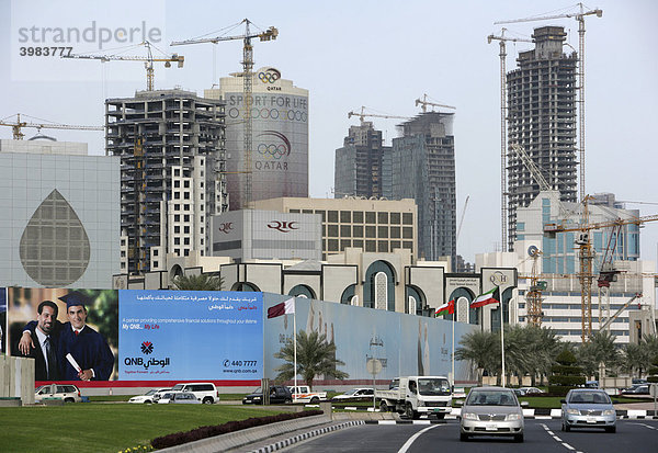 Neubau  Bauboom neuer Hochhäuser  Hochhausviertel am Nordufer der Corniche  Doha  Katar