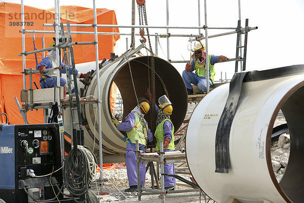 Arbeiter auf der Baustelle der Pearl GTL  Gas to Liquid  Anlage der SHELL auf der bis 2010 die weltweit größte Raffinerie für die Herstellung von flüssigen Treibstoffen aus Erdgas entstehen soll  in Ras Laffan Industrial City  nördlich von Doha  Katar