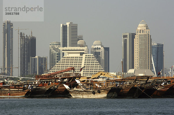 Dhows  Holz-Frachtschiffe  Doha Bay  Neubauten  Hochhausviertel am Nordufer der Corniche  in der Mitte Doha Sheraton Hotel  Doha  Katar