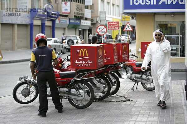McDonald's Restaurant  Lieferservice auf Moped  Hauptstadt Manama  Königreich Bahrain  Persischer Golf