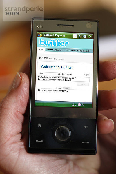 Mobiltelefon  Handy  mit Internetzugang  Internet Newsdienst Twitter  Microblogging