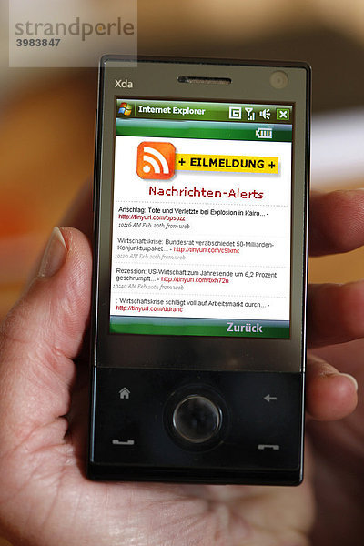 Mobiltelefon  Handy  mit Internetzugang  Internet Newsdienst RSS-Feed Nachrichten Headlines  Eilnachrichten