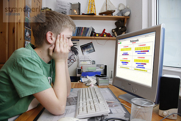 Junge  13 Jahre alt  arbeitet mit seinem Computer zuhause  Mathematik Lernprogramm