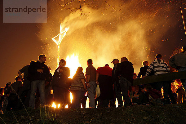 Traditionelles Osterfeuer auf 7 Hügeln rund um Attendorn  Sauerland  Nordrhein-Westfalen  Deutschland  Europa
