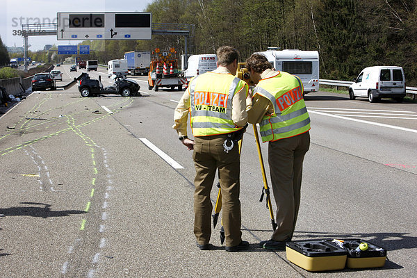 Verkehrsunfall mit 5 Verletzten auf der Autobahn A1 beim Kreuz Leverkusen  Nordrhein-Westfalen  Deutschland  Europa