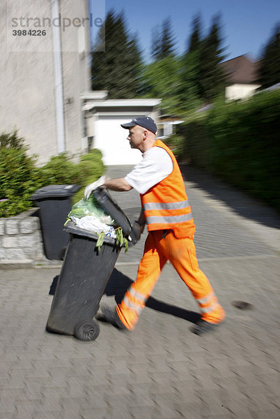 Müllabfuhr  Abfalltonnen von privaten Haushalten werden entleert. Gelsendienste  Stadtwerke in Gelsenkirchen. Gelsenkirchen  Nordrhein-Westfalen  Deutschland  Europa
