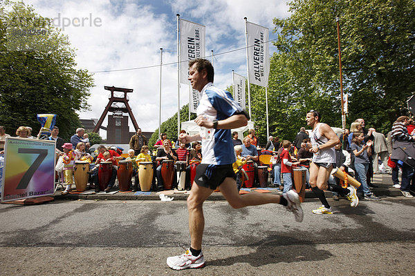 Karstadt Marathon  Ruhr Marathon  Start in 2 Städten  Oberhausen und Dortmund  Ziel in Essen  hier 5 Kilometer vor dem Ziel  Läufer vor dem Weltkulturerbe Zeche Zollverein  Essen  Nordrhein-Westfalen  Deutschland  Europa