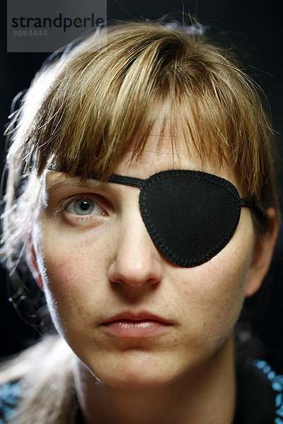 Junge Frau  mit schwarzer Augenklappe