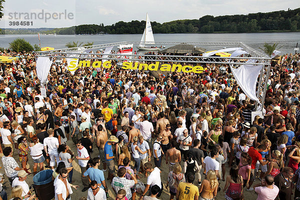 Sundance Festival  Tanzparty mit Techno und House Musik  im Seaside Beach Club am Baldeneysee  Essen  Ruhrgebiet  Nordrhein-Westfalen  Deutschland  Europa