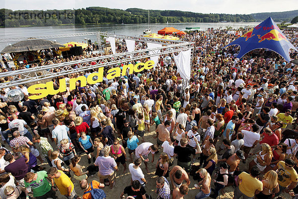 Sundance Festival  Tanzparty mit Techno und House Musik  im Seaside Beach Club am Baldeneysee  Essen  Ruhrgebiet  Nordrhein-Westfalen  Deutschland  Europa