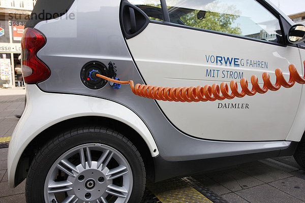 Autostrom Tankstelle für Elektrofahrzeuge vom Energieunternehmen RWE  Essen  Nordrhein-Westfalen  Deutschland  Europa