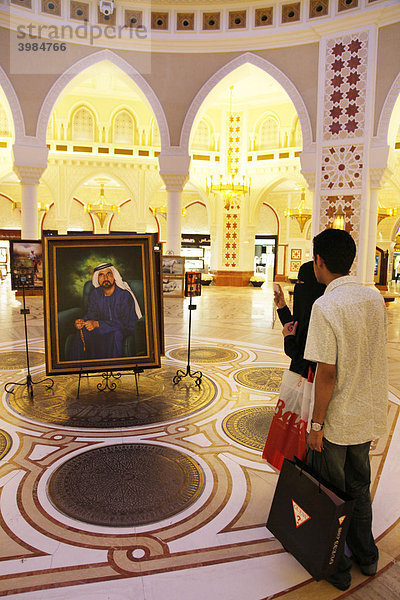 Gemäldeausstellung mit Bildern der Herrscherfamilie von Dubai im Goldsouk im Einkaufszentrum Dubai Mall  Dubai  Vereinigte Arabische Emirate  Naher Osten