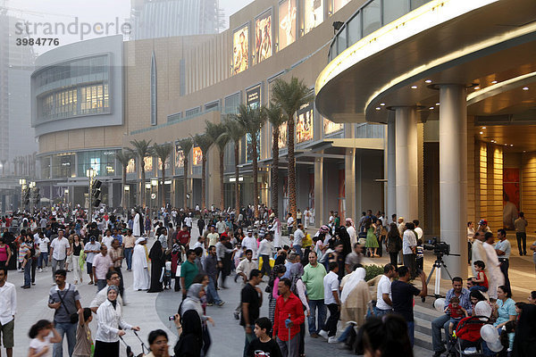 Außenbereich an der Lagune am Einkaufszentrum Dubai Mall  Dubai  Vereinigte Arabische Emirate  Naher Osten