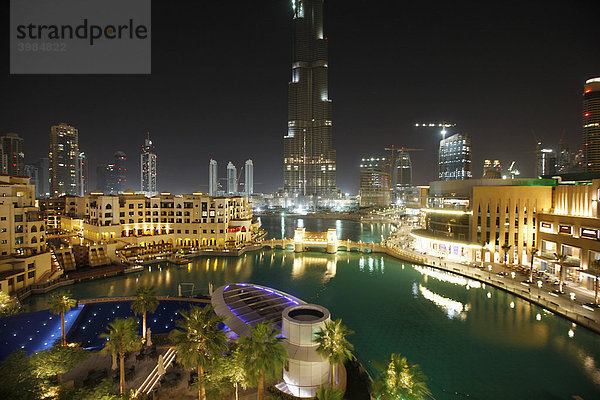 Burj Dubai  höchstes Gebäude der Welt  Pool-Landschaft des Luxus Hotels The Address  Teil der Downtown Dubai  Vereinigte Arabische Emirate  Naher Osten