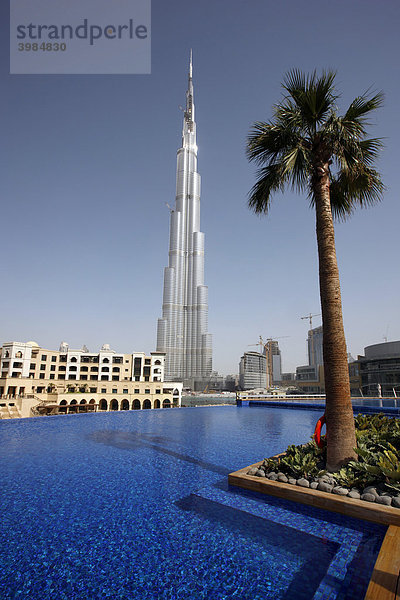 Burj Dubai  höchstes Gebäude der Welt  und Pool des Luxus Hotels The Address  Teil der Downtown Dubai  Vereinigte Arabische Emirate  Naher Osten