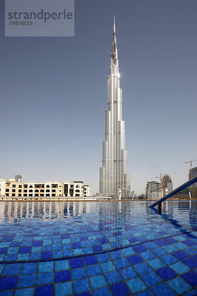 Burj Dubai  höchstes Gebäude der Welt. Pool des Luxus Hotels The Address  Teil der Downtown Dubai  Vereinigte Arabische Emirate  Naher Osten