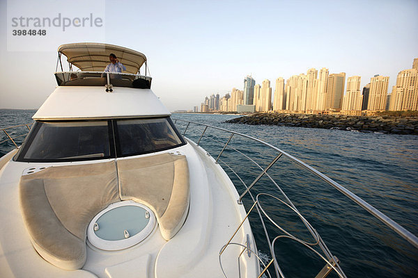 Fahrt mit einer Motoryacht vor der Skyline der Dubai Marina  Yacht Club  Stadtviertel im Süden von Dubai  Vereinigte Arabische Emirate  Naher Osten