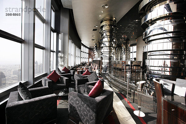 Sky Lounge Bar  Neos  im 63. Stockwerk  Luxushotel The Address  Teil der Downtown Dubai  Vereinigte Arabische Emirate  Naher Osten
