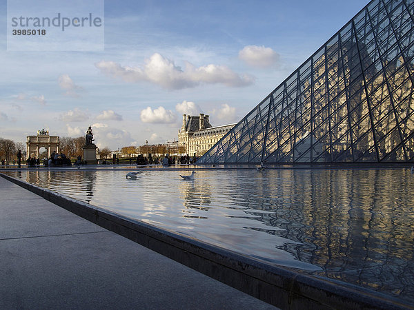 Louvre  Pyramide und kleiner Pariser Triumphbogen  Paris  Frankreich  Europa