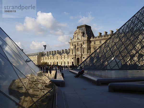 Hof vom Louvre und Pyramide  Paris  Frankreich  Europa