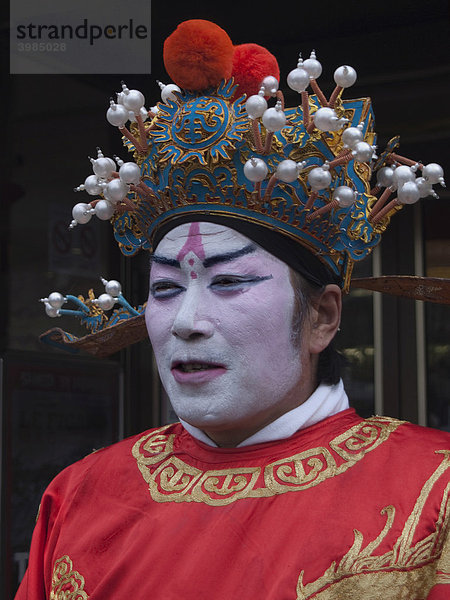 Chinese in traditionellem Gewand und Maske  Frühlingsfest  Paris  Frankreich  Europa