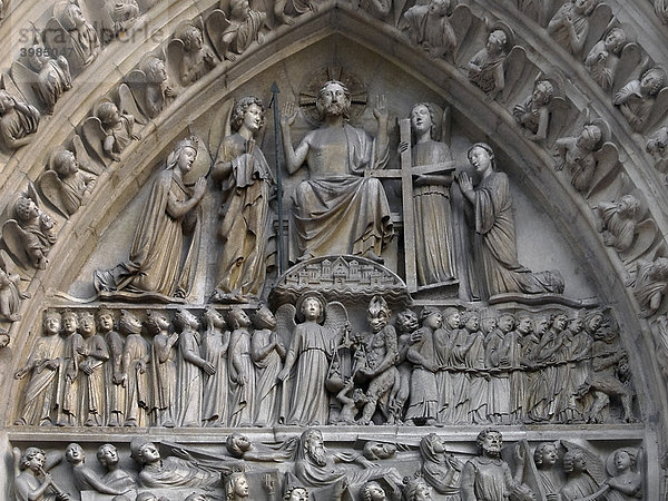 Jüngstes Gericht  Detail des Eingangsportals der Kathedrale Notre Dame de Paris  Paris  Frankreich  Europa