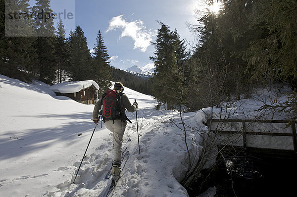 Frau auf Skitour bei Valdurna  Durnholz  Sarntal  Südtirol  Italien