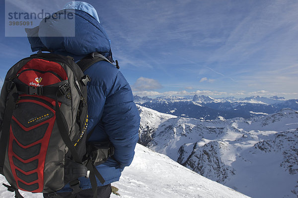 Frau in dicker Daunenjacke mit Rucksack auf dem Schrotthorn  dahinter Dolomiten mit Langkofel  Sarntal  Südtirol  Italien