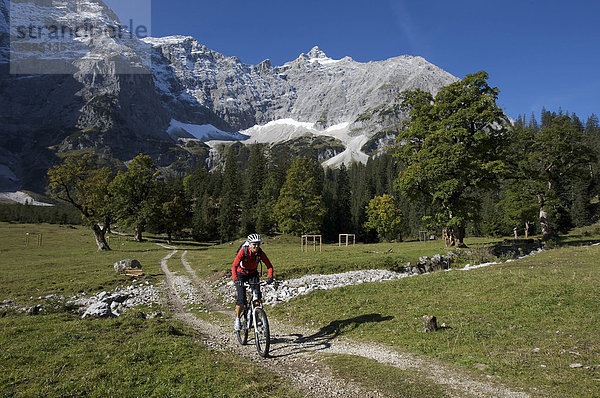 Mountainbike-Fahrerin  Kleiner Ahornboden  Hinterriß  Tirol  Österreich