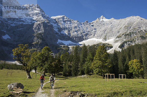 Mountainbiker  Kleiner Ahornboden  Hinterriß  Tirol  Österreich