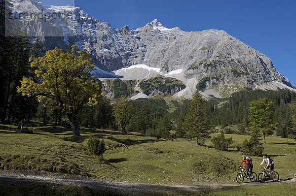Mountainbiker  Kleiner Ahornboden  Hinterriß  Tirol  Österreich