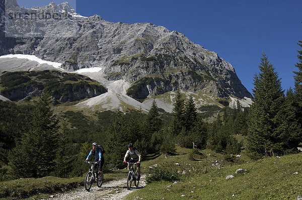 Mountainbike-Fahrer und -Fahrerin zwischen Karwendelhaus und Kleiner Ahornboden  Hinterriß  Tirol  Österreich