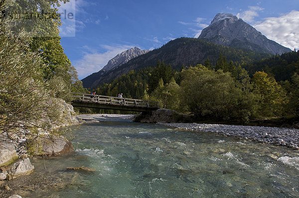 Mountainbike-Fahrerin und -Fahrer auf Brücke über den Rißbach  Hinterriß  Tirol  Österreich