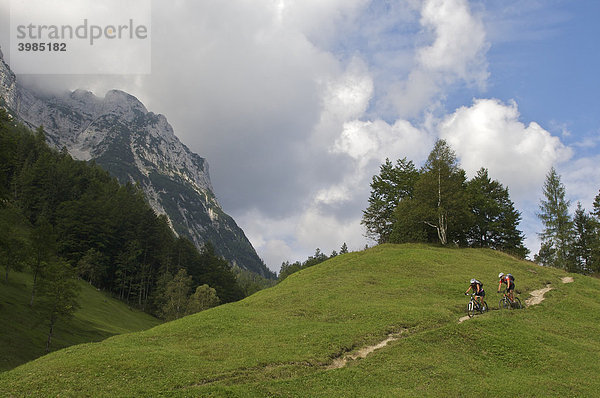Mountainbike-Fahrerin und -Fahrer bei Mittenwald  Oberbayern  Bayern  Deutschland
