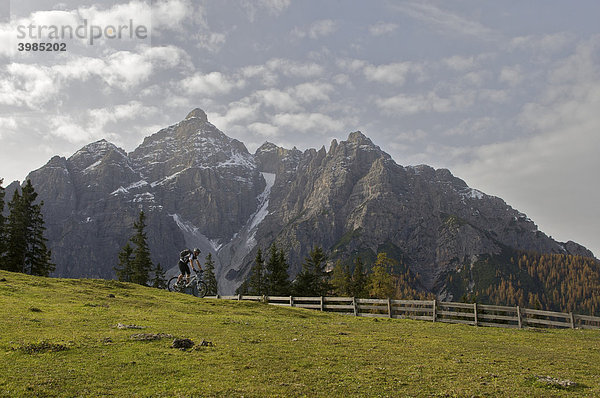 Mountainbike-Fahrer am Serles  Mieders  Stubaital  Tirol  Österreich