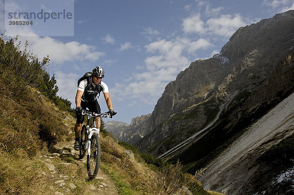 Mountainbike-Fahrer oberhalb der Karalm im Pinnistal  Tirol  Österreich