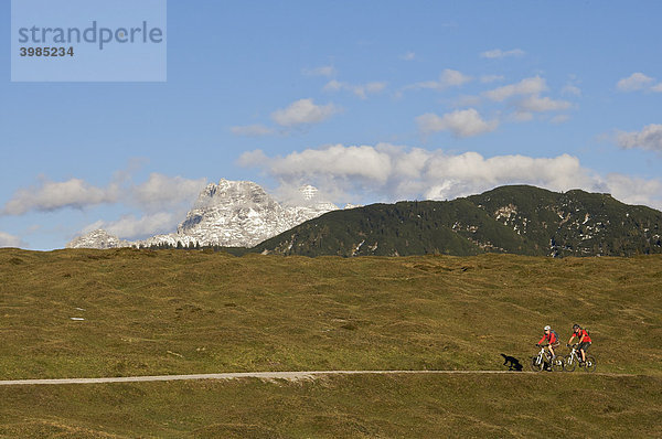Mountainbike-Fahrerin und -Fahrer bei Kirchdorf  Loferer Steinberge  Tirol  Österreich
