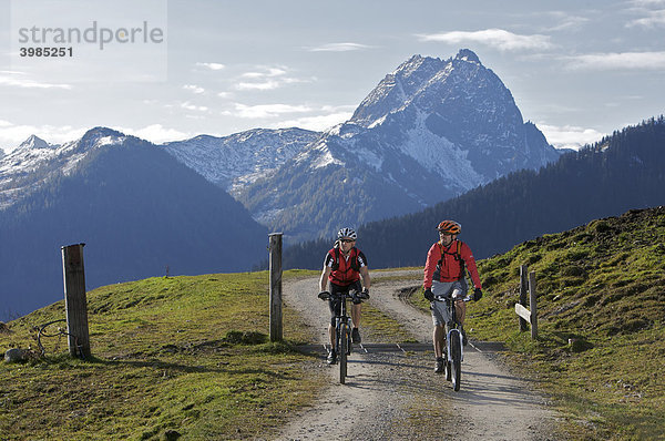 Mountainbike-Fahrer am Gaisberg bei der Wiegalm  dahinter Großer Rettenstein  Rettenbach  Tirol  Österreich
