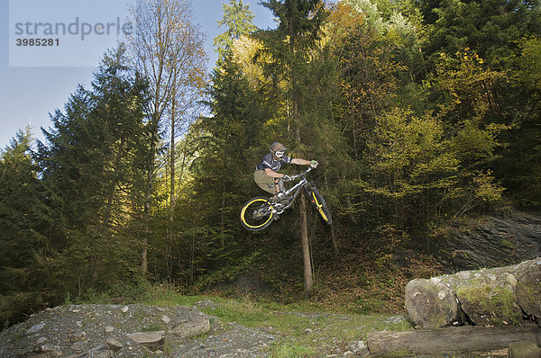 Mountainbike-Fahrer im Sprung auf Downhillstrecke bei Hopfgarten im Brixental  Tirol  Österreich  Europa