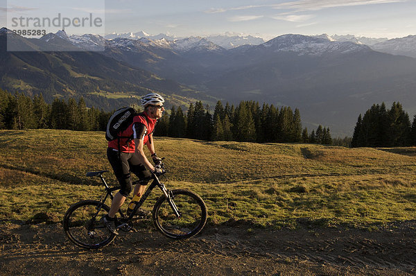 Mountainbike-Fahrer an der Hohen Salve  dahinter Großvenediger  Tirol  Österreich  Europa