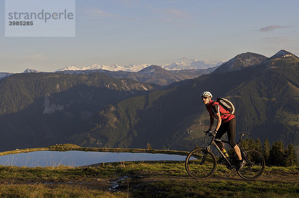 Mountainbike-Fahrer an der Hohen Salve  Tirol  Österreich  Europa