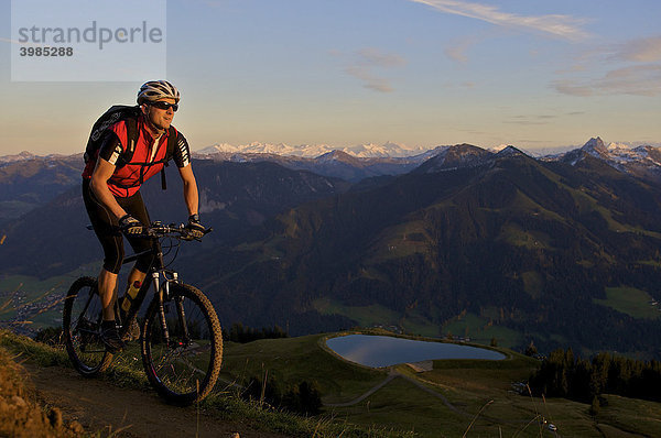Mountainbike-Fahrer im Abendlicht an der Hohen Salve  Tirol  Österreich  Europa