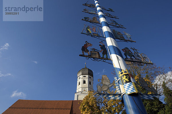Kirchturm der Kirche St. Vitus mit Maibaum im Herbst  Erling  Gemeinde Andechs  Oberbayern  Bayern  Deutschland  Europa