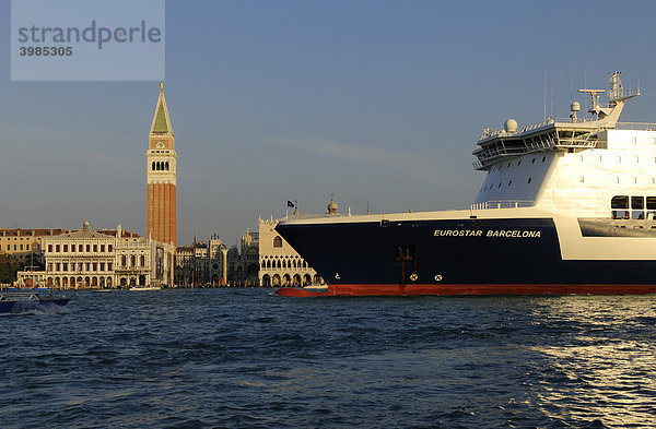 Venedig mit Markusplatz und Kreuzfahrtschiff  Venedig  Italien